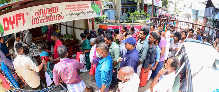 കൊല്ലം ജില്ലാ ആശുപത്രിയിൽ ഡിവൈഎഫ്ഐ വിതരണം ചെയ്യുന്ന പൊതിച്ചോറ് വാങ്ങാൻ എത്തിയവരുടെ നീണ്ടനിര