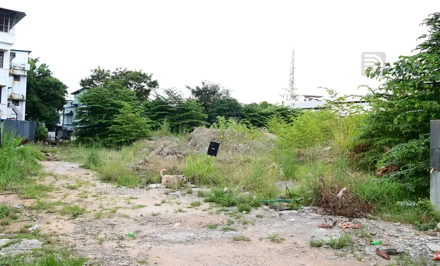 ജില്ലാ ആശുപത്രിയുടെ പുതിയ കെട്ടിടം വരുന്ന സ്ഥലത്ത്‌ കൂടിക്കിടക്കുന്ന മണ്ണ്‌