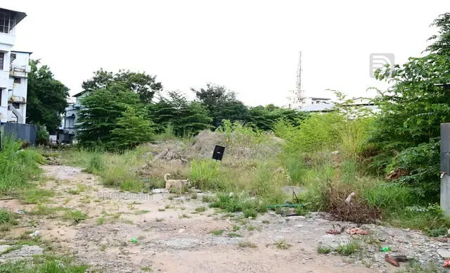 ജില്ലാ ആശുപത്രിയുടെ പുതിയ കെട്ടിടം വരുന്ന സ്ഥലത്ത് കൂടിക്കിടക്കുന്ന മണ്ണ്