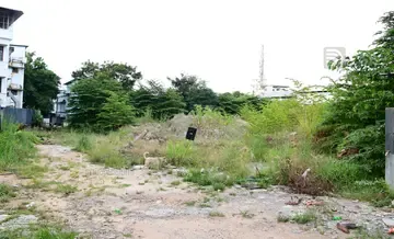 ജില്ലാ ആശുപത്രിയുടെ പുതിയ കെട്ടിടം വരുന്ന സ്ഥലത്ത്‌ കൂടിക്കിടക്കുന്ന മണ്ണ്‌