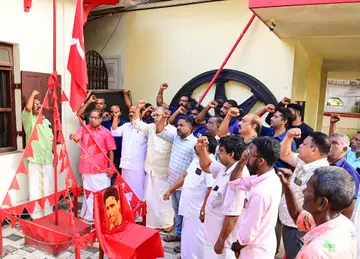 പി കൃഷ്‌ണപിള്ള ദിനാചരണത്തോടനുബന്ധിച്ച്‌ സിപിഐ എം ജില്ലാ കമ്മിറ്റി ഓഫീസായ പോളയത്തോട്‌  എൻ എസ്‌ സ്‌മാരകത്തിൽ ജില്ലാ സെക്രട്ടറി എസ്‌ സുദേവൻ പതാക ഉയർത്തുന്നു