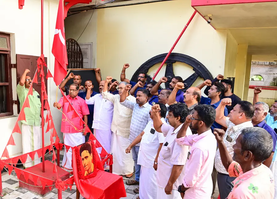പി കൃഷ്ണപിള്ള ദിനാചരണത്തോടനുബന്ധിച്ച് സിപിഐ എം ജില്ലാ കമ്മിറ്റി ഓഫീസായ പോളയത്തോട്
എൻ എസ് സ്മാരകത്തിൽ ജില്ലാ സെക്രട്ടറി എസ് സുദേവൻ പതാക ഉയർത്തുന്നു