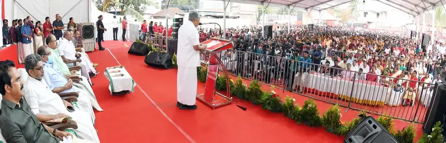 സിപിഐ എം പുനലൂർ ഏരിയ കമ്മിറ്റി ഓഫീസായ വി എസ് ഭവൻ മുഖ്യമന്ത്രി പിണറായി വിജയന് ഉദ്ഘാടനംചെയ്യുന്നു