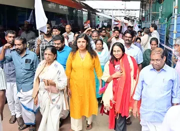 കൊല്ലം റെയിൽവേ സ്റ്റേഷനിൽ എത്തിയ എസ്എഫ്ഐ അഖിലേന്ത്യ ജോയിന്റ് സെക്രട്ടറി ഐഷി ഘോഷിനെ സിപിഐ എം ജില്ലാ സെക്രട്ടറി എസ് സുദേവന്റെ നേതൃത്വത്തിൽ സ്വീകരിച്ചപ്പോൾ. ഡിവെെഎഫ്ഐ സംസ്ഥാന പ്രസിഡന്റ് ചിന്ത ജെറോം സമീപം