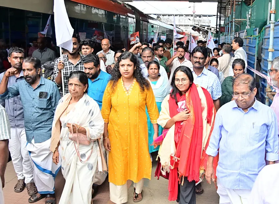 കൊല്ലം റെയിൽവേ സ്റ്റേഷനിൽ എത്തിയ എസ്എഫ്ഐ അഖിലേന്ത്യ ജോയിന്റ് സെക്രട്ടറി ഐഷി ഘോഷിനെ സിപിഐ എം ജില്ലാ സെക്രട്ടറി എസ് സുദേവന്റെ നേതൃത്വത്തിൽ സ്വീകരിച്ചപ്പോൾ. ഡിവെെഎഫ്ഐ സംസ്ഥാന പ്രസിഡന്റ് ചിന്ത ജെറോം സമീപം