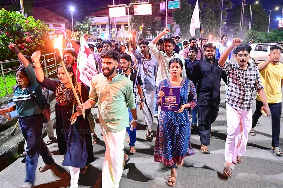 വിവിധ ആവശ്യങ്ങൾ ഉന്നയിച്ച് എസ്എഫ്ഐ കൊല്ലം ജില്ലാ കമ്മിറ്റിയുടെ നേതൃത്വത്തിൽ ചിന്നക്കടയിൽ നടത്തിയ
പ്രതിഷേധ പ്രകടനം