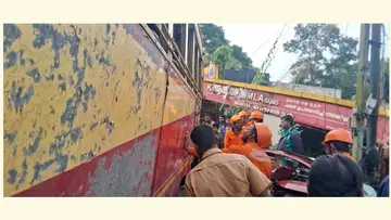 അമരവിള ചെക്ക്പോസ്റ്റിനു സമീപം കാറിൽ ഇടിച്ച കെഎസ്ആർടിസി ബസ് കാത്തിരിപ്പ് കേന്ദ്രത്തിലേക്ക്
പാഞ്ഞുകയറിയ നിലയിൽ