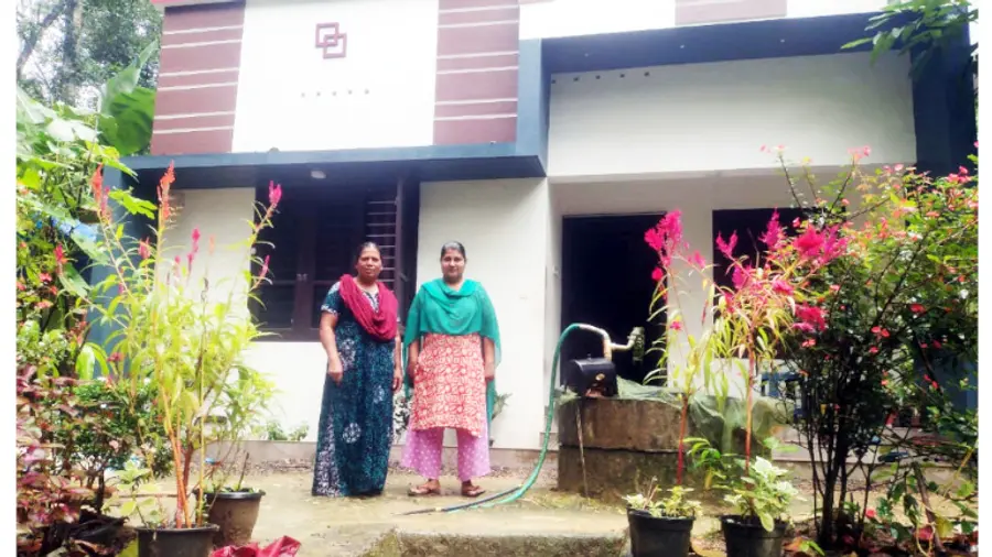 ലൈഫ് പദ്ധതിയിൽ നിർമിച്ച വീടിന് മുന്നിൽ ലീലാമ്മ