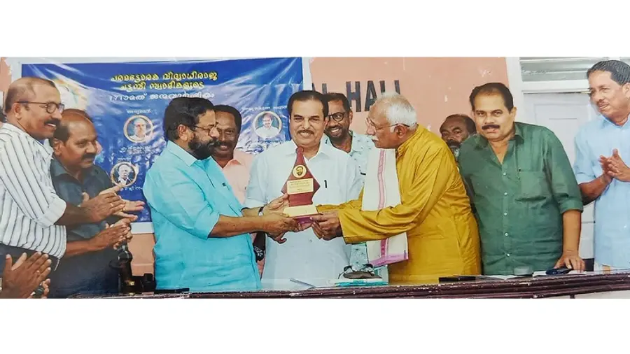 ആക്കുളത്ത് ഒന്നരയേക്കർ സ്ഥലം യുദ്ധസ്മാരകത്തിന് അനുവദിച്ച കടകംപള്ളി സുരേന്ദ്രൻ എംഎൽഎയെ
എം വിജയകുമാർ പുരസ്കാരം നൽകി ആദരിക്കുന്നു