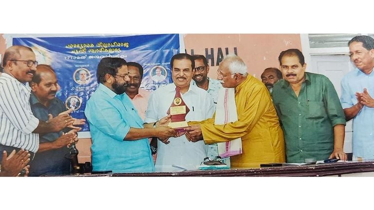 ആക്കുളത്ത്‌ ഒന്നരയേക്കർ സ്ഥലം യുദ്ധസ്മാരകത്തിന്‌ അനുവദിച്ച കടകംപള്ളി സുരേന്ദ്രൻ എംഎൽഎയെ  എം വിജയകുമാർ പുരസ്കാരം നൽകി ആദരിക്കുന്നു