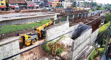 നിർമാണം പുരോഗമിക്കുന്ന ജില്ലാ കോടതിപ്പാലം