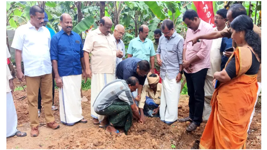 ജൈവ പച്ചക്കറി കൃഷി കര്ഷകസംഘം സംസ്ഥാന കമ്മിറ്റിയംഗം ആര് ജയദേവന് ഉദ്ഘാടനം ചെയ്യുന്നു