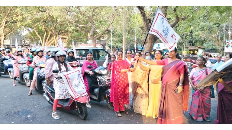 ജനാധിപത്യ മഹിളാ അസോസിയേഷൻ ജില്ലാ സമ്മേളനത്തിന്റെ മുന്നോടിയായി സംഘടിപ്പിച്ച ഇരുചക്ര വാഹന റാലി കേന്ദ്ര കമ്മിറ്റി അംഗം എം ജി മീനാംബിക ഉദ്ഘാടനം ചെയ്യുന്നു​