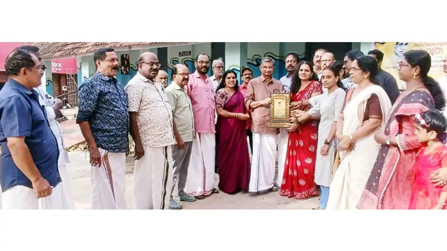 ചാല ഗവ. യുപി സ്കൂളിൽ നവോത്ഥാന ഫലകം പുരോഗമന കലാസാഹിത്യസംഘം സംസ്ഥാന വൈസ് പ്രസിഡന്റ് അശോകൻ ചരുവിൽ കൈമാറുന്നു