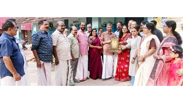 ചാല ഗവ. യുപി സ്‌കൂളിൽ നവോത്ഥാന ഫലകം പുരോഗമന കലാസാഹിത്യസംഘം സംസ്ഥാന വൈസ് പ്രസിഡന്റ്  അശോകൻ ചരുവിൽ കൈമാറുന്നു