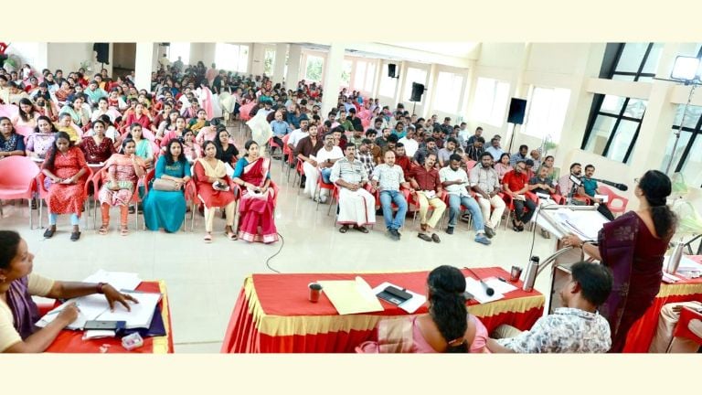 കേരള  എൻജിഒ  യൂണിയൻ  പബ്ലിക് ഓഫീസ് ഏരിയ സമ്മേളനം  സംസ്ഥാന സെക്രട്ടറി സീമ എസ് നായർ ഉദ്ഘാടനം ചെയ്യുന്നു