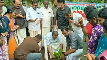 കർഷക സംഘം പേരൂർക്കട ഏരിയ കമ്മിറ്റിയുടെ ‘പഴക്കൂട' ക്യാമ്പയിൻ സംസ്ഥാന പ്രസിഡന്റ് എം വിജയകുമാർ
ഉദ്ഘാടനം ചെയ്യുന്നു