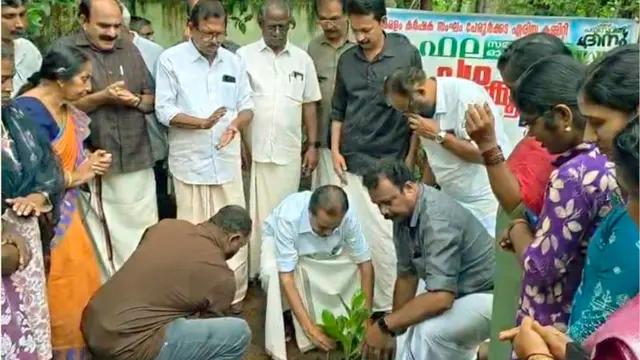കർഷക സംഘം പേരൂർക്കട ഏരിയ കമ്മിറ്റിയുടെ ‘പഴക്കൂട' ക്യാമ്പയിൻ സംസ്ഥാന പ്രസിഡന്റ് എം വിജയകുമാർ
ഉദ്ഘാടനം ചെയ്യുന്നു