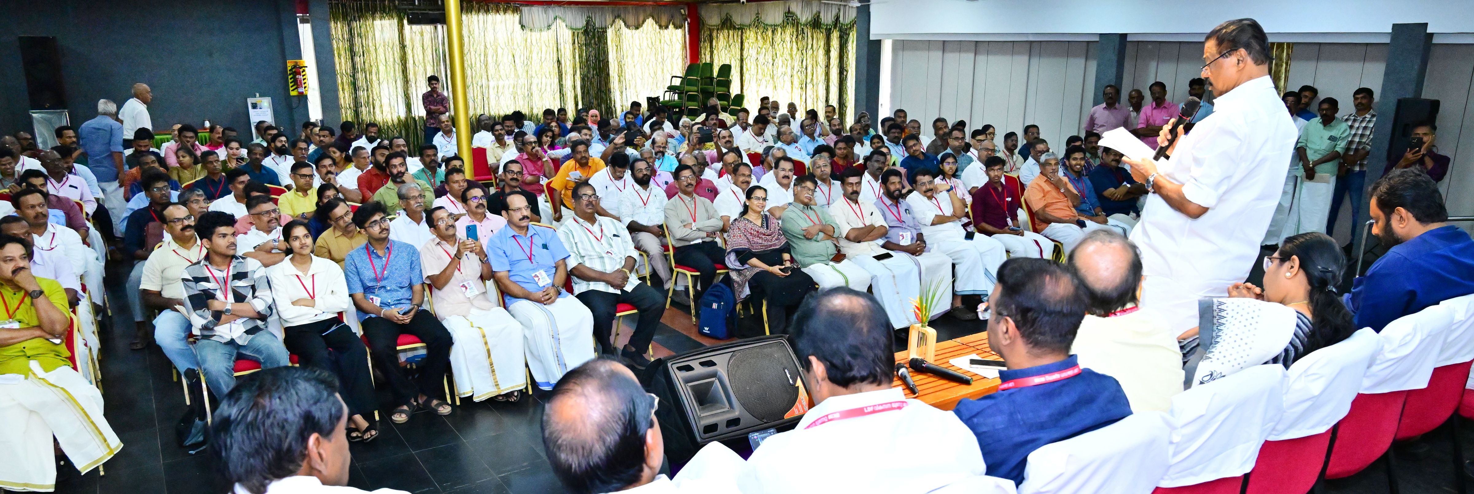പാലക്കാട്ടെ പ്രഭാത യോഗത്തിൽ ജാഥാ ക്യാപ്റ്റൻ എം വി ഗോവിന്ദൻ സംസാരിക്കുന്നു