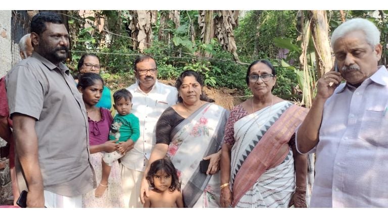 ആർഎസ്എസ് ക്രിമിനൽ സംഘം ആക്രമിച്ച യുവതിയെ സിപിഐ എം ജില്ലാ സെക്രട്ടറിയറ്റ് അംഗം  ബി സത്യൻ സന്ദർശിക്കുന്നു 