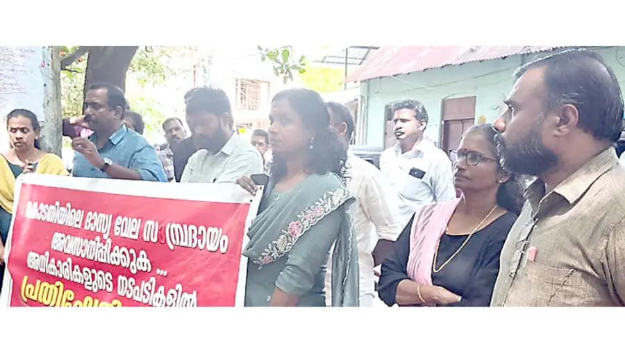 എൻജിഒ യൂണിയൻ നെയ്യാറ്റിൻകര കോടതിയുടെ മുന്നിൽ നടത്തിയ സമരം യൂണിയൻ സൗത്ത്
ജില്ലാ സെക്രട്ടറി ഷിനു റോബർട്ട് ഉദ്ഘാടനം ചെയ്യുന്നു