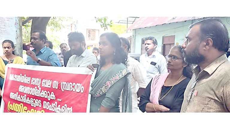 എൻജിഒ യൂണിയൻ നെയ്യാറ്റിൻകര കോടതിയുടെ മുന്നിൽ നടത്തിയ സമരം യൂണിയൻ സൗത്ത്  ജില്ലാ സെക്രട്ടറി ഷിനു റോബർട്ട് ഉദ്ഘാടനം ചെയ്യുന്നു