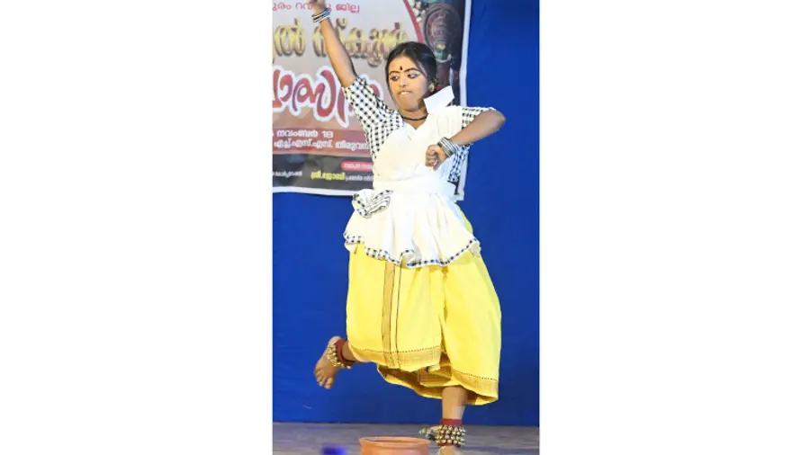 ജില്ലാ സ്പെഷ്യൽ സ്കൂൾ കലോത്സവത്തിൽ സീനിയർ ഗേൾസ് നാടോടി നൃത്തത്തിൽ മത്സരിക്കുന്ന  ഉത്തര  (റോട്ടറി ഇൻസ്റ്റിറ്റ്യൂട്ട് വഴുതക്കാട്)