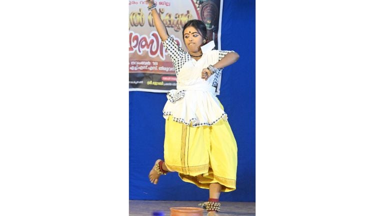 ജില്ലാ സ്പെഷ്യൽ സ്കൂൾ കലോത്സവത്തിൽ സീനിയർ ഗേൾസ് നാടോടി നൃത്തത്തിൽ മത്സരിക്കുന്ന  ഉത്തര  (റോട്ടറി ഇൻസ്റ്റിറ്റ്യൂട്ട് വഴുതക്കാട്)