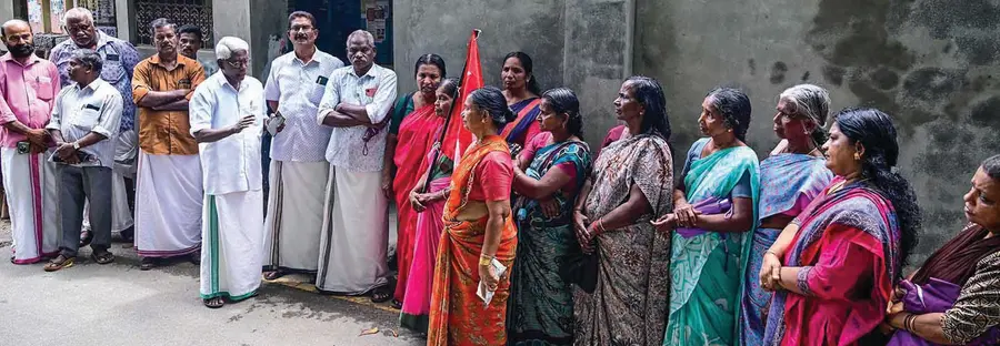 തൊഴിലുറപ്പ് പദ്ധതി അട്ടിമറിക്കുന്ന വിബി-ജിറാം ജി ബില് പിന്വലിക്കണമെന്നാവശ്യപ്പെട്ട് കെഎസ്കെടിയു നേതൃത്വത്തിൽ
പഴവീട് പോസ്റ്റ് ഓഫീസിന് മുന്നില് സംഘടിപ്പിച്ച മാർച്ചും ധർണയും മുതിർന്ന നേതാവ് ഡി ലക്ഷ്മണൻ ഉദ്ഘാടനംചെയ്യുന്നു