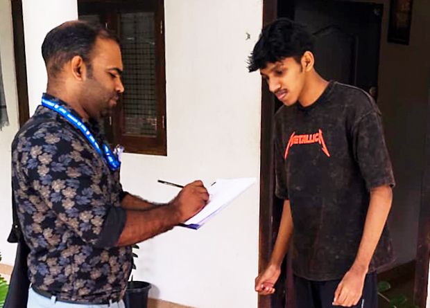 സെൻസസ് ഡ്യൂട്ടിയുടെ ഭാഗമായി വിവരങ്ങൾ  ശേഖരിക്കുന്ന ഉദ്യോഗസ്ഥൻ