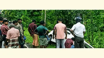 അമ്പൂരി–കൂട്ടപ്പൂ റോഡിൽ സിഎസ്ഐ ചർച്ചിന് സമീപം നിയന്ത്രണംവിട്ട കാർ