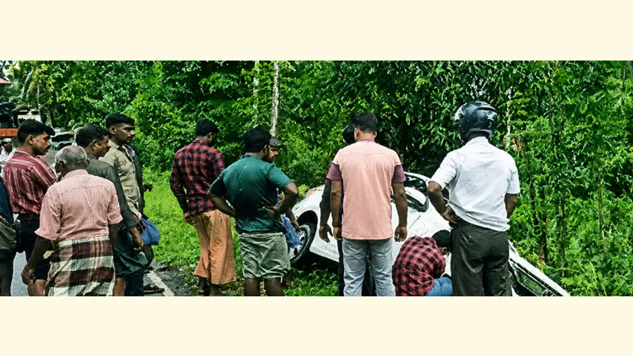 അമ്പൂരി–കൂട്ടപ്പൂ റോഡിൽ സിഎസ്ഐ ചർച്ചിന് സമീപം നിയന്ത്രണംവിട്ട കാർ