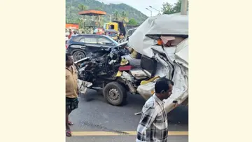 ലോറിക്ക് പിന്നിലേക്ക് ഇടിച്ചുകയറിയ വാൻ തകർന്ന നിലയിൽ