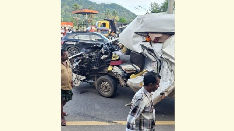ലോറിക്ക് പിന്നിലേക്ക് ഇടിച്ചുകയറിയ വാൻ തകർന്ന നിലയിൽ
