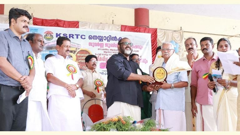 നെയ്യാറ്റിന്‍കര കെഎസ്ആര്‍ടിസി ഡിപ്പോയിൽ എ നാഗചന്ദ്രൻ നായരെ ഗതാഗത മന്ത്രി സി പി ജോൺ  പുരസ്കാരം നൽകി ആദരിക്കുന്നു