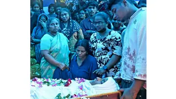 അലന്റെ മൃതദേഹത്തിന് സമീപം അമ്മ മഞ്ജുള