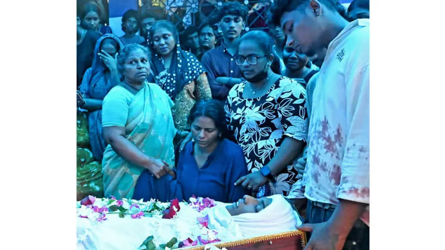 അലന്റെ മൃതദേഹത്തിന് സമീപം അമ്മ മഞ്ജുള