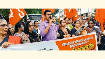 അങ്കണവാടി വർക്കേഴ്സ് ആൻഡ് ഹെൽപ്പേഴ്സ് അസോസിയേഷൻ (സിഐടിയു) കരിദിനാചരണവും പ്രതിഷേധവും  കെ എസ് സുനിൽകുമാർ ഉദ്‌ഘാടനം ചെയ്യുന്നു