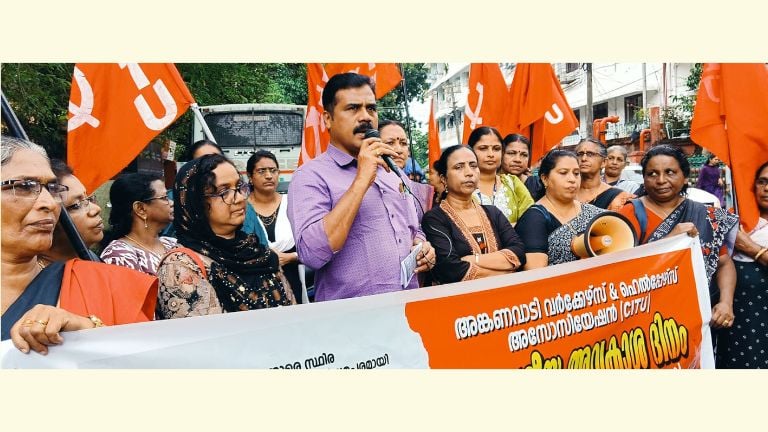 അങ്കണവാടി വർക്കേഴ്സ് ആൻഡ് ഹെൽപ്പേഴ്സ് അസോസിയേഷൻ (സിഐടിയു) കരിദിനാചരണവും പ്രതിഷേധവും  കെ എസ് സുനിൽകുമാർ ഉദ്‌ഘാടനം ചെയ്യുന്നു