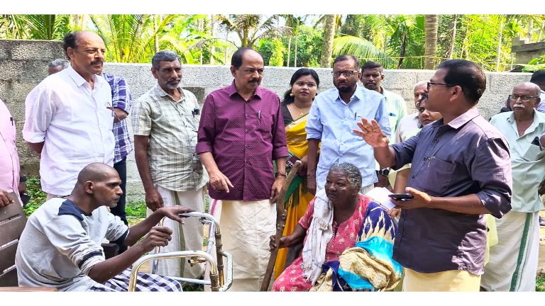 മന്ത്രി ജി ആർ അനിൽ സുലോചനയെയും മകനെയും സന്ദർശിച്ചപ്പോൾ   