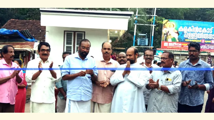 കൊച്ചുവള്ളി–കുരുവിക്കാല–ചെമ്പൻകുളം റോഡ് കെ ആൻസലൻ എംഎൽഎ ഉദ്ഘാടനം ചെയ്യുന്നു