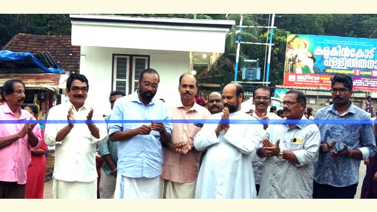 കൊച്ചുവള്ളി–കുരുവിക്കാല–ചെമ്പൻകുളം റോഡ് കെ ആൻസലൻ എംഎൽഎ ഉദ്ഘാടനം ചെയ്യുന്നു