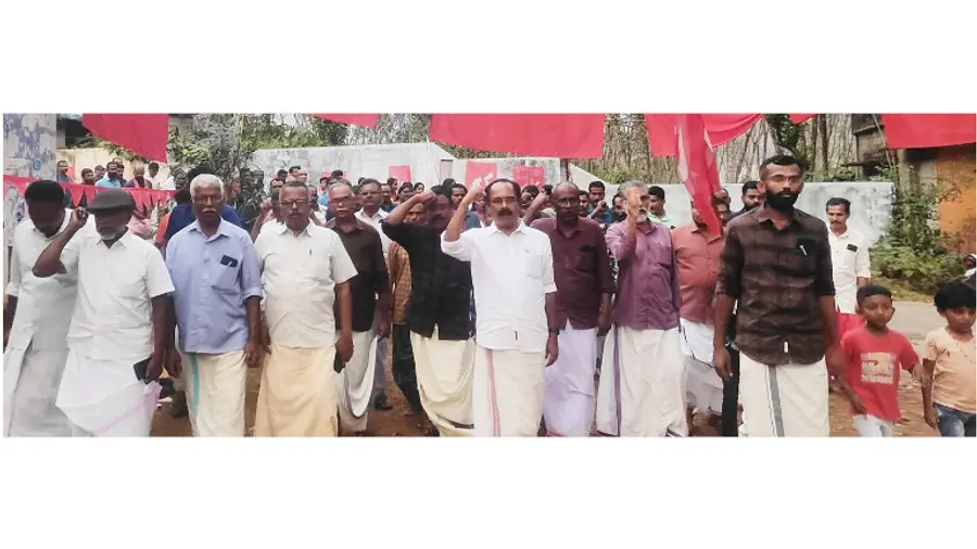 കാക്കാണിക്കര ബാബു-– മോഹൻദാസ് രക്തസാക്ഷി ദിനാചരണത്തിന്റെ ഭാഗമായി ഡി കെ മുരളി എംഎൽഎയുടെ  നേതൃത്വത്തിൽ നടന്ന പ്രകടനം