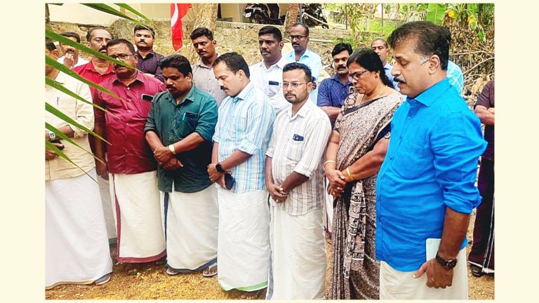 ബാലരാമപുരം കൃഷ്ണൻകുട്ടിയുടെ സ്മൃതികുടീരത്തിൽ  ചേർന്ന അനുസ്മരണ യോഗം 
