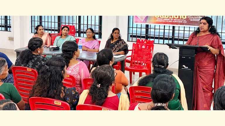 ബി എസ്‌ ജലജകുമാരി അനുസ്മരണയോഗം എസ്‌ പുഷ്പലത ഉദ്ഘാടനം  ചെയ്യുന്നു ​