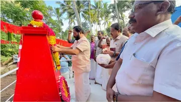 വെള്ളാർ സുരേന്ദ്രന്റെ സ്‌മൃതിമണ്ഡപത്തിൽ സിപിഐ എം ജില്ലാ സെക്രട്ടറി  വി ജോയിയുടെ നേതൃത്വത്തിൽ പുഷ്‌പാർച്ചന നടത്തുന്നു