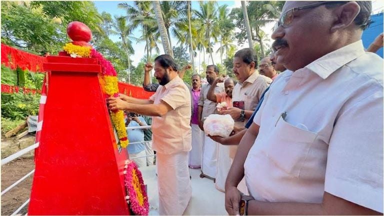 വെള്ളാർ സുരേന്ദ്രന്റെ സ്‌മൃതിമണ്ഡപത്തിൽ സിപിഐ എം ജില്ലാ സെക്രട്ടറി  വി ജോയിയുടെ നേതൃത്വത്തിൽ പുഷ്‌പാർച്ചന നടത്തുന്നു