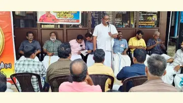 ആർ സുരേഷ്കുമാർ അനുസ്മരണയോഗം എൻജിഒ യൂണിയൻ സംസ്ഥാന പ്രസിഡന്റ് എം എ അജിത്കുമാർ
ഉദ്ഘാടനംചെയ്യുന്നു