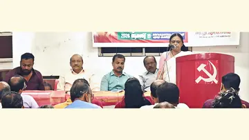 കെ കൃഷ്ണപിള്ള അനുസ്മരണം സിപിഐ എം സംസ്ഥാന കമ്മിറ്റി അംഗം ടി എൻ സീമ ഉദ്ഘാടനം ചെയ്യുന്നു  