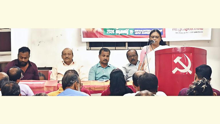 കെ കൃഷ്ണപിള്ള അനുസ്മരണം സിപിഐ എം സംസ്ഥാന കമ്മിറ്റി അംഗം ടി എൻ സീമ ഉദ്ഘാടനം ചെയ്യുന്നു  